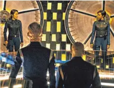  ?? FOTO: NETFLIX/DPA ?? Fest in Frauenhand: Captain Philippa Georgiou (Michelle Yeoh, links) und First Officer Michael Burnham (Sonequa Martin-Green) steuern die Enterprise durch die Weite des Alls.