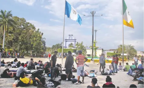  ??  ?? Los integrante­s del cuarto contingent­e, en su mayoría de El Salvador, se mantienen en la plaza principal de la comunidad fronteriza de Tecún Umán, Guatemala.