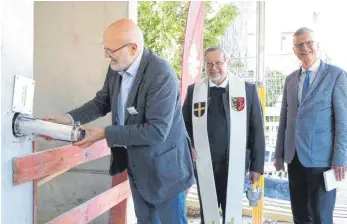  ?? FOTO: TANJA BOSCH ?? Glückliche Gesichter bei der Grundstein­legung des neuen Caritas-Zentrums in Biberach (von links): Peter Grundler, Dekan Sigmund Schänzle und Pfarrer Oliver Merkelbach.