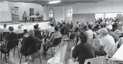  ?? ?? Sala cheia para assistir ao sorteio das competiçõe­s de veteranos, que este ano juntam cerca de mil participan­tes.