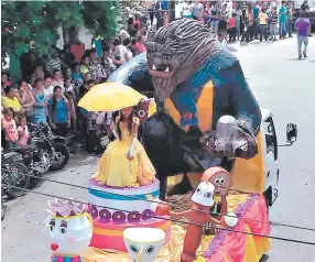  ??  ?? El desfile de carrozas llenó de colorido las calles del municipio.