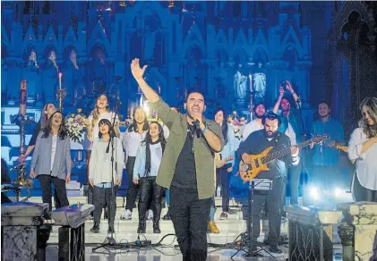  ??  ?? En la basílica de Luján. La propuesta es un espacio de alabanza e el marco de la nueva evangeliza­ción.