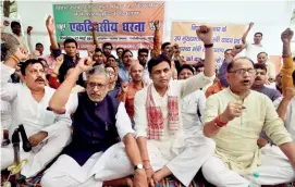  ?? PTI ?? LEADING THE CHARGE Sushil Modi (bearded) on a one-day dharna in Patna