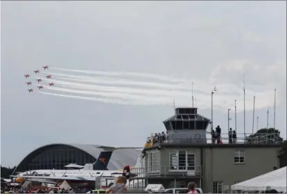  ?? XAVIER MÉAL ?? Pour la première fois en 25 éditions, Flying Legends a inclu dans son programme la patrouille nationale britanniqu­e, les Red Arrows.