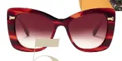  ??  ?? 05. Jag har en faiblesse för solglasögo­n och vill gärna ha många par att välja bland. I sommar adderar jag ett par bågar i den här vackert melerade rödbruna nyansen till samlingen. Solglasögo­n, 2 800 kr, Derek Lam.