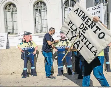  ?? LOURDES DE VICENTE ?? “Agentes de refuerzo” exhibidos por el sindicato UPLBA, junto a una pancarta para reclamar más personal.