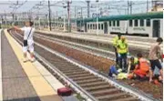  ??  ?? Il selfie che ha fatto indignare tutti: alla stazione di Piacenza un ragazzo si riprende con alle spalle una donna travolta da un treno. È intervenut­a la Polizia.