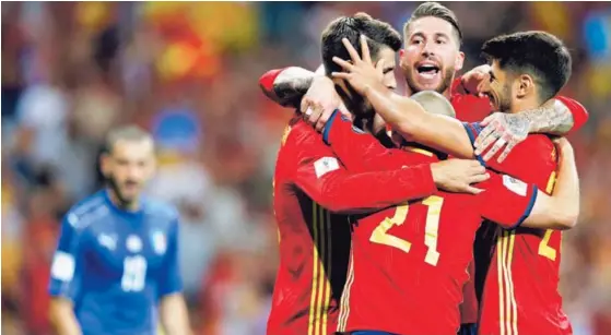  ?? AP ?? Álvaro Morata (izq.) festeja con Sergio Ramos (centro) y otros de sus compañeros la anotación que le marcó ayer a Italia.