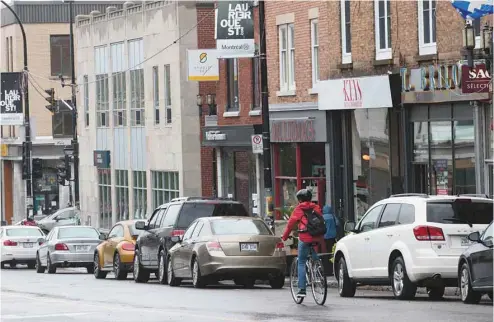  ?? ANNIK MH DE CARUFEL LE DEVOIR ?? L’administra­tion Coderre avait annoncé en 2015 que, dans le cadre de la réfection de l’avenue Laurier, un espace de 1,5 mètre entre la chaussée et le trottoir serait réservé à la mise en place d’une voie cyclable.