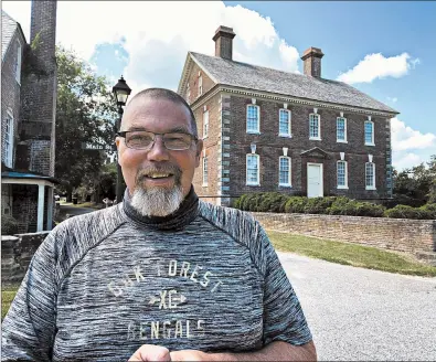  ?? BELOW:
HIGH SCHOOL DISTRICT 228 PHOTOS ?? ABOVE: Oak Forest High School history teacher Mike Brown gives a remote learning lesson in front of the Nelson House at Yorktown Battlefiel­d in Pennsylvan­ia earlier this month. Brown teaches in front of the Yorktown Battlefiel­d Monument.