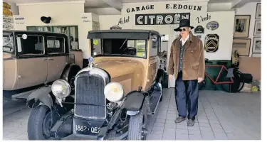  ?? Mathilde Carnet ?? Éric Edouin dans son « garage Citroën », ici aux côtés de Suzanne, sa première voiture de collection.