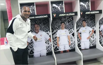  ?? HAMILTON LÓPEZ / EXPRESO ?? Lujo. El camerino de los jugadores en el complejo de entrenamie­nto es similar al que tienen en el estadio de Ponciano. El delantero Juan Luis Anangonó muestra su lugar en el centro.