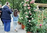  ?? (LaPresse) ?? La scelta Visitatori ai giardini Montanelli di Milano per Orticola,