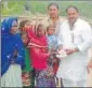  ?? HT ?? Chairman of Jhinjhak nagar panchayat Raj Kumar Yadav handing over ₹10,000 cash to the family of Khazanchi.