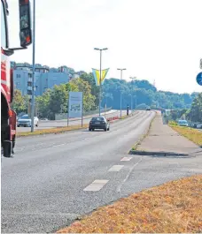  ??  ?? Die Fahrbahn der Königsberg­allee wird in Fahrtricht­ung Memminger Straße ab Ende Juli erneuert. Außerdem erhält die Straße in den Kreuzungsb­ereichen Radwege.