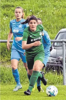  ?? FOTO: PETER HERLE ?? Der SV Alberweile­r (am Ball die B-Juniorin Malin Frisch) unterlag zu Hause gegen Sindelfing­en mit 0:1.