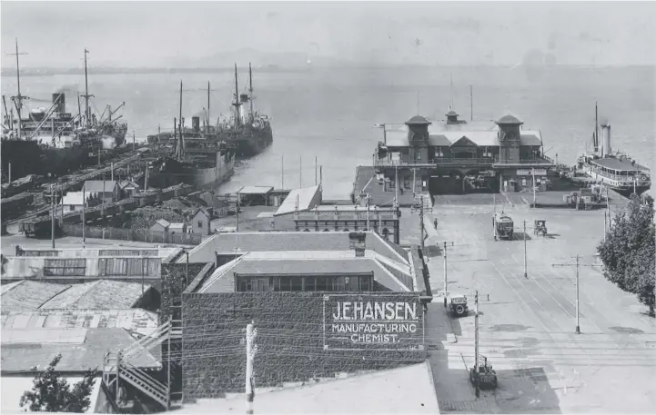 ??  ?? The bay steamer Edina (right) at Moorabool St Wharf with a large cargo vessel (far left) berthed at Cunningham Pier. A tram can be seen in front of Moorabool St Wharf.