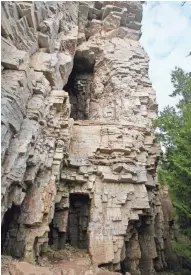  ?? CHELSEY LEWIS / MILWAUKEE JOURNAL SENTINEL ?? The challengin­g 2-mile Eagle Trail in Peninsula State Park travels along an exposed segment of the Niagara Escarpment. The escarpment’s 150-foot limestone cliffs feature numerous caves and passageway­s.