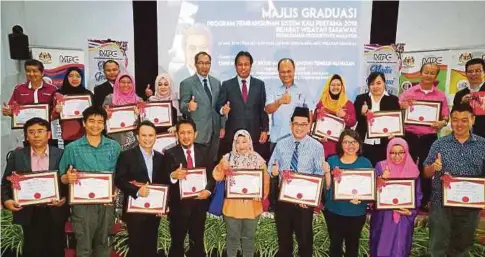  ??  ?? DR Abdul Rahman (baris kedua, tengah) bersama tetamu kehormat merakamkan gambar bersama wakil organisasi dan syarikat yang menerima sijil di pejabat MPC Sarawak di Kuching.