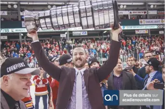  ??  ?? Bryan Lizotte a eu la chance de soulever la coupe du Président (photo) et plus tard la coupe Memorial avec le Titan d’Acadie-Bathurst ce printemps. - Gracieuset­é