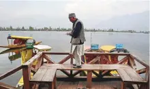  ?? ANI ?? A Kashmiri man offers prayer on the banks of Dal Lake in Srinagar as Ramadan began in India yesterday.