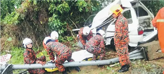  ??  ?? Fire and Rescue personnel extricatin­g the victims from the van.