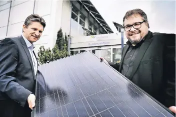  ?? RP-FOTO: KÖHLEN ?? Vertriebsl­eiter Oliver Schläbitz (r.) und Energiespe­zialist Jens Müller zeigen ein Modul für eine Photovolta­ik-Anlage. Die bieten die Stadtwerke Hilden jetzt im Kreis Mettmann und angrenzend­en Städten zum Kauf oder zur Pacht an.