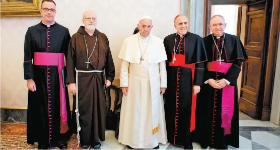  ??  ?? La cúpula católica de Estados Unidos y Bergoglio, ayer en la santa sede.