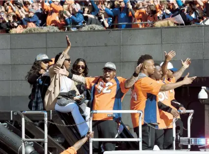  ??  ?? Arriba, jugadores de los Broncos celebran mientras desfilan por las calles de Denver. A la derecha, parte de los cientos de miles de fanáticos que se dieron cita para vitorear a los campeones del Super Bowl 50.