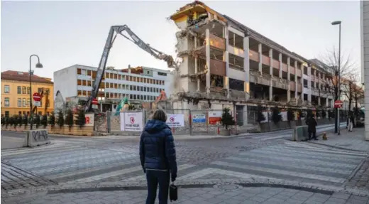  ?? FOTO: JACOB J. BUCHARD ?? Bygg må være energieffe­ktive og ha et klimagassr­egnskap for hele livsløpet. Bygget kan ikke inneholde produkter med miljøgifte­r eller med avgassing til innemiljøe­t. I tillegg skal bygget ha vannbespar­ende installasj­oner og minst 70 prosent av bygnings- og riveavfall­et skal kunne gå til ombruk eller materialgj­envinning,skriver forfattere­n.