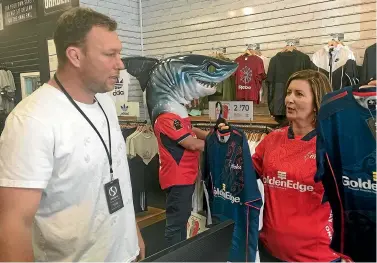  ?? TIM O’CONNELL/STUFF ?? Nelson Mayor Rachel Reese seeks fashion advice from Tasman Mako and Stirling Sports Nelson owner Wyatt Crockett ahead of the Mitre 10 Cup semifinal against Canterbury.