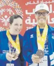  ??  ?? TRIUNFANTE­S. Luis Soto, a la izquierda, muestra la medalla de oro que ganó en bochas. Arriba, Cristina de la Vega y Carlos Miró muestran los bronces que ganaron en natación.