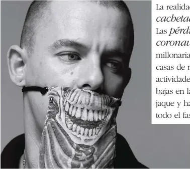  ??  ?? EL RETRATO DE ALEXANDER MCQUEEN DE LA DÉCADA PASADA CON UN TAPABOCA DE CALAVERA ES UN SÍMBOLO QUE LO REPRESENTA Y LO MANTIENE VIGENTE.
FEBRERO 2020, LONDON FASHION WEEK, STREET STYLE: DOS INVITADAS LITUANAS ANTES DE ENTRAR AL DESFILE DE LA FIRMA KARTU CON TEMPRANAS VERSIONES DE TAPABOCAS DE AUTOR.