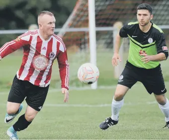  ??  ?? Sunderland West End (red and white) line up a move in last week’s derby against Silksworth CW.