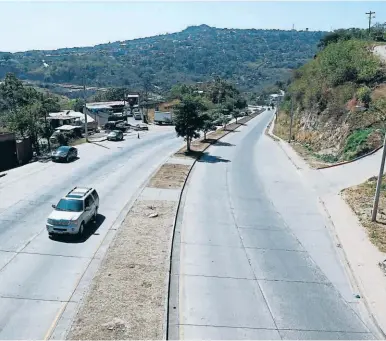  ?? FOTO: DAVID ROMERO ?? La construcci­ón del anillo periférico, ahora insuficien­te por la expansión territoria­l y flujo de vehículos, fue en varias etapas e inició en la década de 1990 durante la administra­ción del extinto Rafael Callejas.