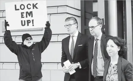  ?? PABLO MARTINEZ MONSIVAIS
THE ASSOCIATED PRESS ?? Alex van der Zwaan, centre, leaves Federal District Court in Washington, Tuesday. Holding the sign up is Bill Christeson from the Washington area.