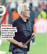  ?? ?? Nem kell José Mourinho levette a nyakából az érmet, és megindult a lelátó felé