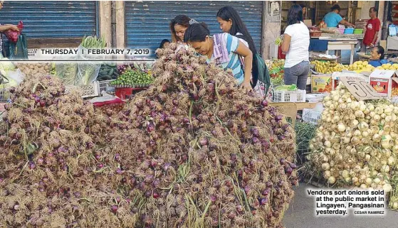  ?? CESAR RAMIREZ ?? Vendors sort onions sold at the public market in Lingayen, Pangasinan yesterday.