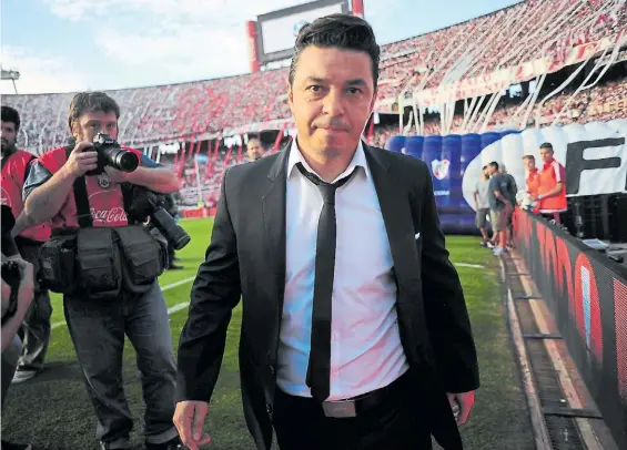  ?? GERMAN G. ADRASTI ?? En casa. Gallardo en el Monumental y como DT de River, una postal que se repetirá. Las redes sociales saludaron su continuida­d.