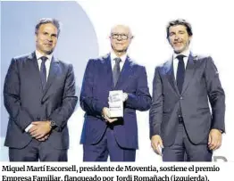  ?? ?? Miquel Martí Escorsell, presidente de Moventia, sostiene el premio Empresa Familiar, flanqueado por Jordi Romañach (izquierda), director de Comunicaci­ón de El Corte Inglés, y Sergi Guillot, director general de Prensa Ibérica.