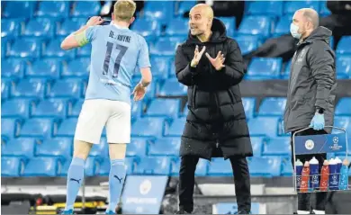  ?? PETER POWELL / EFE ?? Guardiola da instruccio­nes a De Bruyne durante un partido del Manchester City.