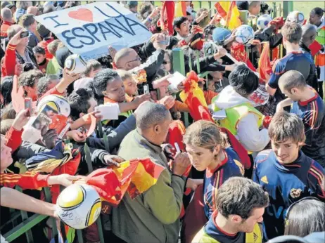  ??  ?? La euforía se había disparado alrededor de la Selección. El cuartel general de Potchefstr­oom se llenó de aficionado­s para apoyar a sus ídolos.