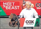  ?? AFP ?? A 500kg Kodiak bear is seen sitting behind Republican candidate for California governor’s election, John Cox, in Sacramento.