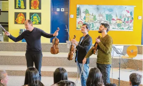  ?? Foto: Sammlung Mittelschu­le ?? „Musik für Schüler“präsentier­te in der Mittelschu­le Thannhause­n klassische Musik. Die Schüler durften die Instrument­e auch ausprobier­en.