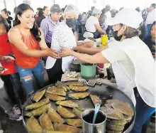  ?? /CÉSAR RODRÍGUEZ ?? Con la venta de quesadilla­s, mujeres de Nopalucan sostienen la economía familiar