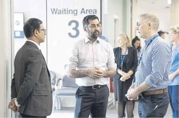  ?? PICTURE: LESLEY MARTIN /PA WIRE ?? Humza Yousaf with consultant orthopedic surgeon Andy Ballantyne, right, at he National Treatment Centre at Victoria Hospital in Kirkcaldy