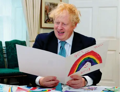  ??  ?? Guarisci Boris Johnson, 56 anni, in un’immagine diffusa dal numero 10 di Downing Street (sede del governo), mentre legge uno dei messaggi di auguri che gli sono pervenuti durante la malattia. «Get well soon» gli hanno scritto i bambini: guarisci presto. Il primo ministro è stato ricoverato in ospedale a Londra, passando tre giorni nel reparto di terapia intensiva. È stato dimesso il 12 aprile (Andrew PARSONS/AFP)