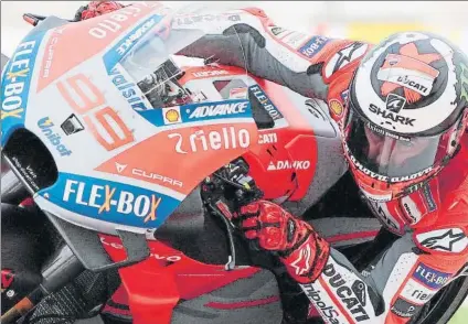  ?? FOTO: EFE ?? El mallorquín quiso subirse a la moto ayer en Sepang simplement­e para sumar kilómetros y probarse de cara a la cita valenciana