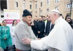  ??  ?? El papa Francisco vistió ayer el centro sanitario habilitado en la Plaza de San Pedro del Vaticano, con motivo de la Jornada de los Pobres.