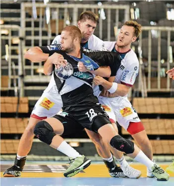  ?? FOTO: HOMÜ ?? Magdeburg hat die Vikings im Griff: Teo Coric wird von Piotr Chrabowski und Christian O´Sullivan (rechts) gehalten.